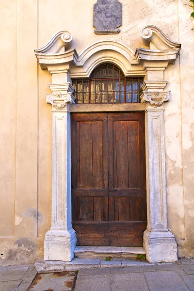Πόρτα στην Ιταλία Λομβαρδία στήλη κατηφορικός δρόμος — Φωτογραφία Αρχείου