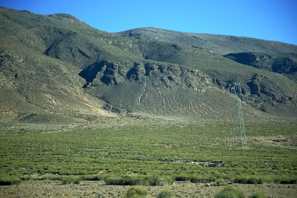 Tal in elektrischer Leitung Hochspannungsversorgung isolierter Hügel — Stockfoto