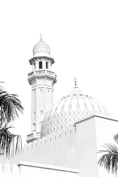 En oman moscatel la antigua mezquita minarete y la religión en el cielo claro — Foto de Stock