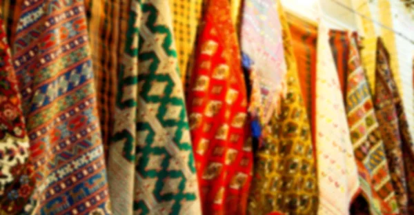 In iranischem Schal in einer Marktstruktur — Stockfoto
