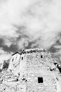 Umman dağda eski terk edilmiş köy evi ve cl kemer