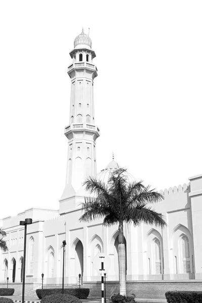 En oman moscatel la antigua mezquita minarete y la religión en el cielo claro — Foto de Stock