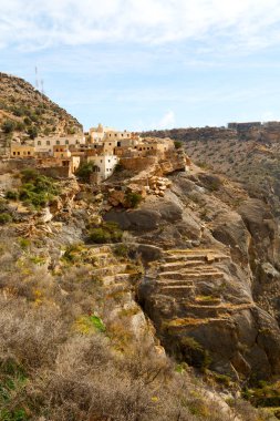 Umman dağda eski terk edilmiş köy evi ve cl kemer