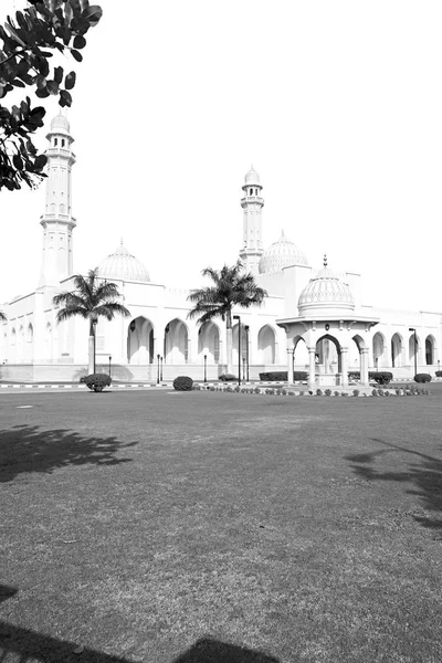 In oman muscat das Minarett der alten Moschee und die Religion bei klarem Himmel — Stockfoto