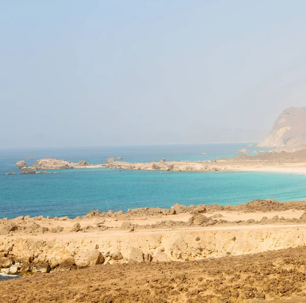 En oman mar árabe la colina cerca de la playa de arena cielo y montaña —  Fotos de Stock