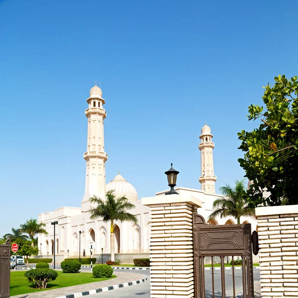 En oman moscatel la antigua mezquita minarete y la religión en el cielo claro — Foto de Stock