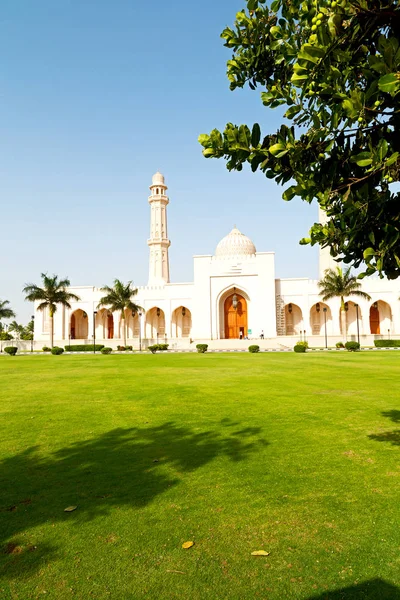 En oman moscatel la antigua mezquita minarete y la religión en el cielo claro — Foto de Stock