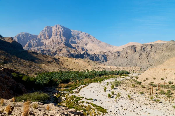 Umman eski dağ gorge ve kanyon derin bulutlu gökyüzü — Stok fotoğraf