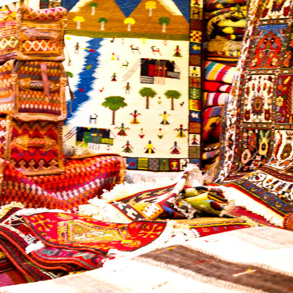 в старинном текстильном ковре Ирана
