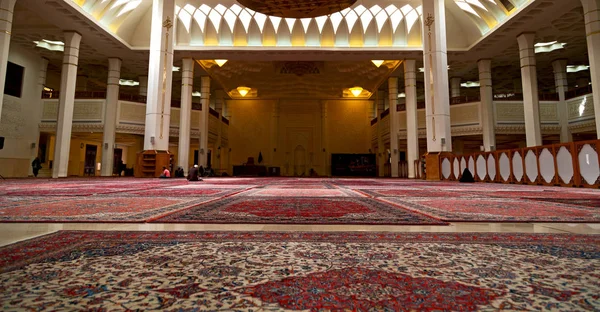 En iran à l'intérieur de l'ancienne mosquée antique — Photo