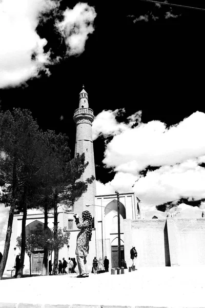 Em iran minarete perto do céu — Fotografia de Stock