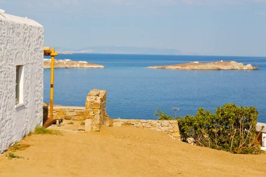    eski ev ve beyaz renk