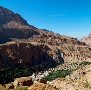 Umman eski dağ gorge ve kanyon derin bulutlu gökyüzü 
