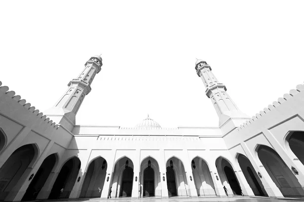 Em oman muscat a antiga mesquita minarete e religião no céu claro — Fotografia de Stock