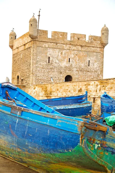 Barco e mar em áfrica morocco castelo velho marrom céu tijolo — Fotografia de Stock