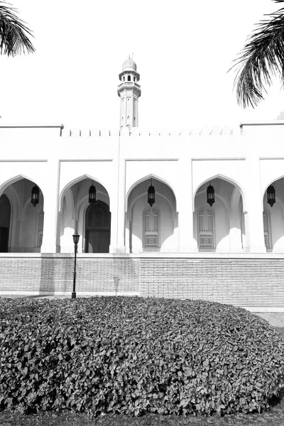 Dans oman muscat l'ancienne mosquée minaret et religion dans le ciel clair — Photo