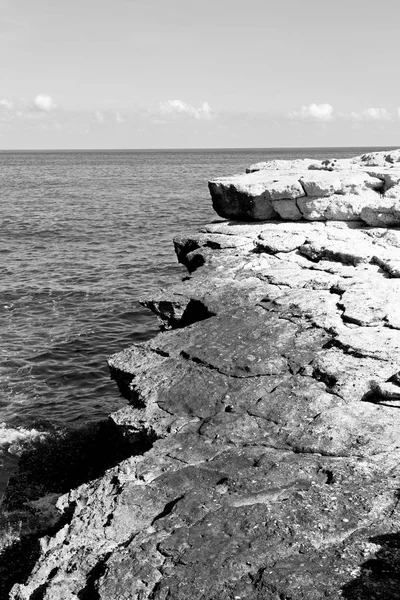Στο Ομάν ακτογραμμής θάλασσα ωκεανό κόλπο βράχο και παραλία χαλάρωστε ουρανό — Φωτογραφία Αρχείου