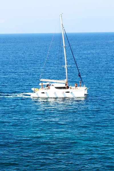 In griechischem Boot nahe der Küste — Stockfoto