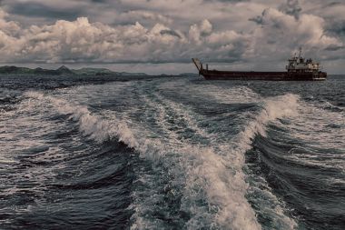   Tekne ve Pasifik Okyanusu görünümünden   