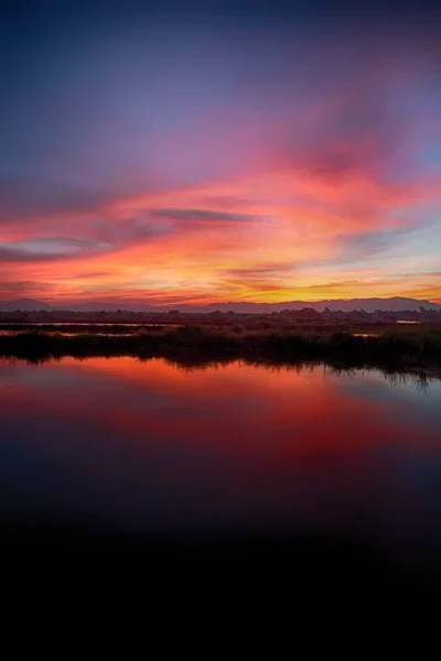 Vista da água do nascer do sol cheia de cores — Fotografia de Stock