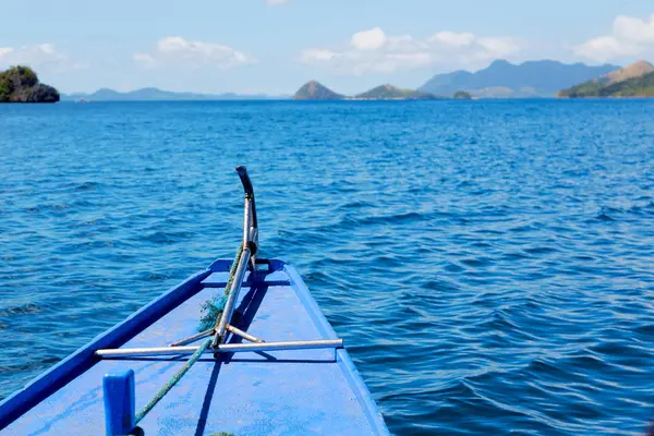 Vista de la colina de la isla desde la proa de un barco —  Fotos de Stock