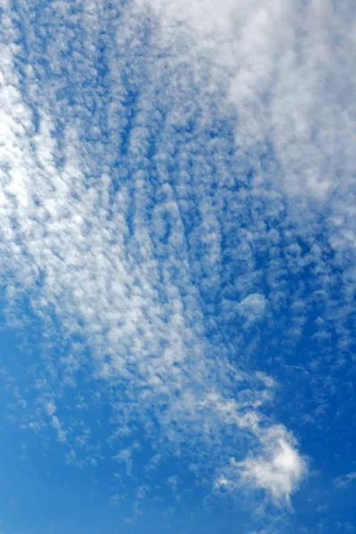 Вид на хмарне пухнасте небо, як рай — стокове фото