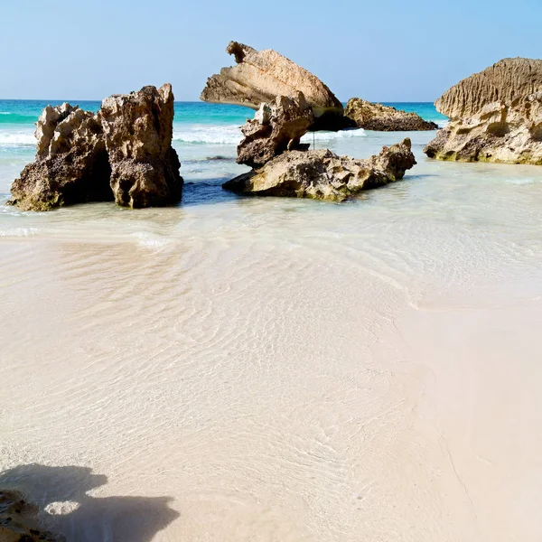 En Oman costa mar océano golfo roca y playa relajarse cerca del cielo — Foto de Stock