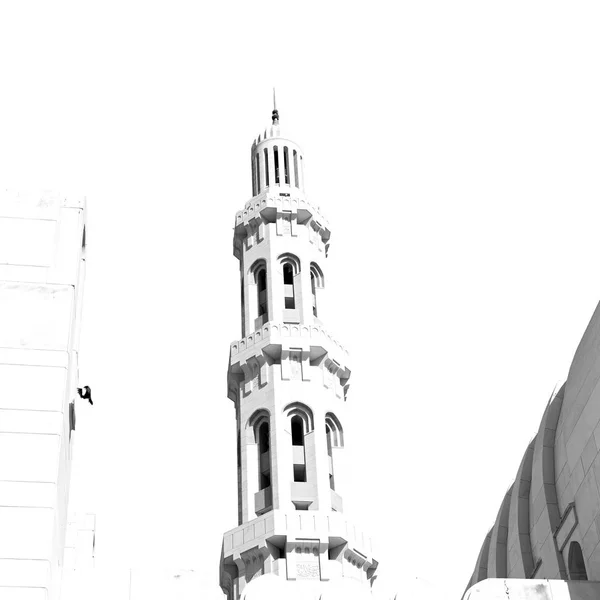 Em oman muscat a antiga mesquita minarete e religião no céu claro — Fotografia de Stock