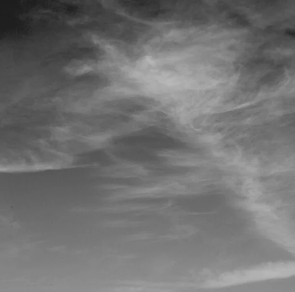 В пушистом облачном небе и пустом пространстве — стоковое фото