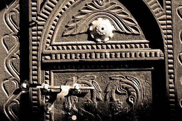 Umman antika kapı giriş ve backgr için dekoratif kolu — Stok fotoğraf