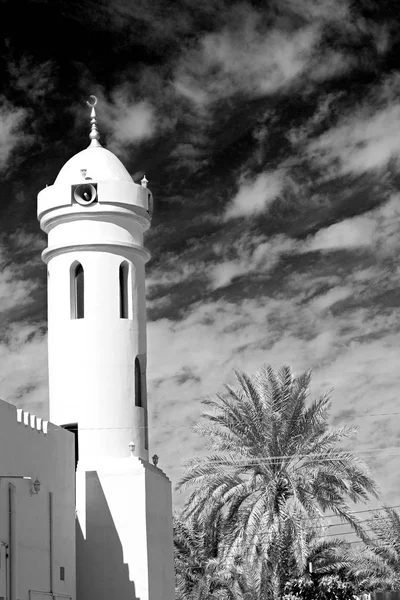 Em oman muscat a antiga mesquita minarete e religião no céu claro — Fotografia de Stock