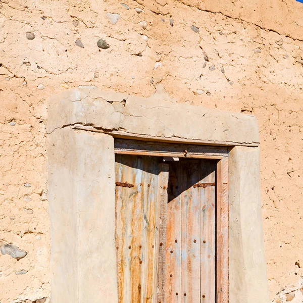 Em oman velha porta de madeira — Fotografia de Stock