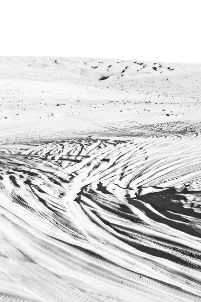 Oman piste désertique de certaines voitures dans le sable et la direction textu — Photo