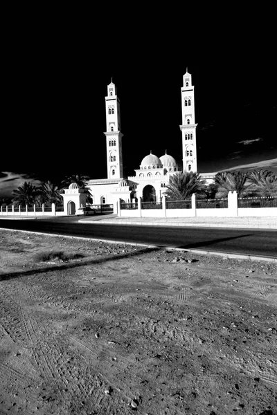 Dans oman muscat l'ancienne mosquée minaret et religion dans le ciel clair — Photo