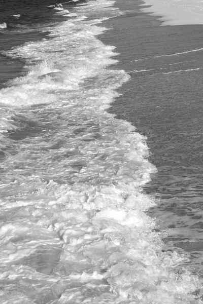 Movimento astratto marea schiuma e schiuma nel mare del Mediterraneo — Foto Stock