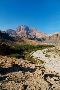 Umman eski dağ gorge ve kanyon derin bulutlu gökyüzü 