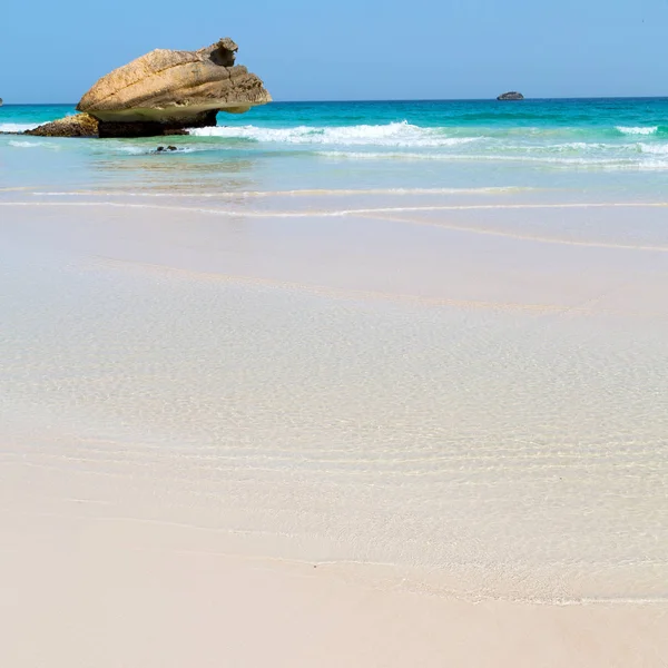 Umman Arapça deniz kumlu plaj gökyüzü ve dağ yakınlarındaki tepe — Stok fotoğraf