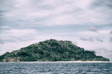 bir tekne güzellikler kıyı şeridi deniz ve rock 