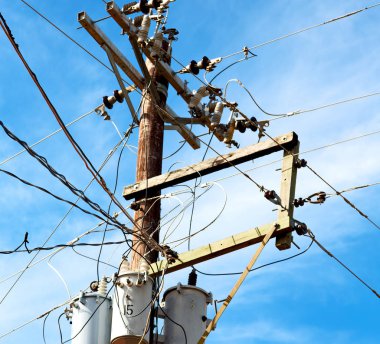 trafo ve tel bulutlu gökyüzü ile bir elektrik direği