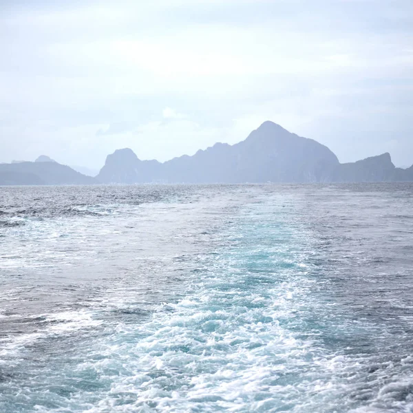 Uma vista do barco e do oceano pacífico — Fotografia de Stock