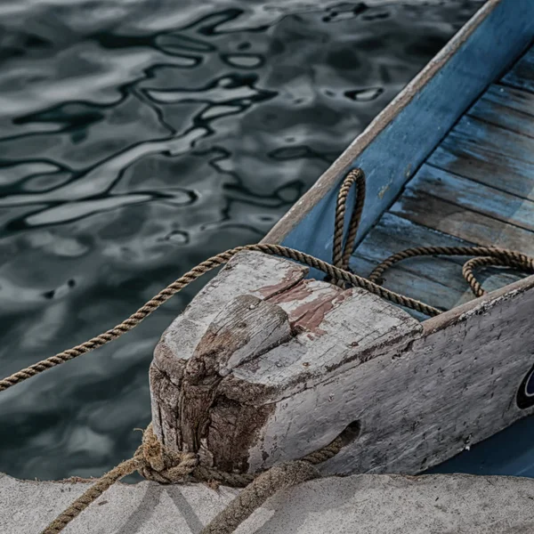 Velho proa suja de um barco no porto como resumo — Fotografia de Stock