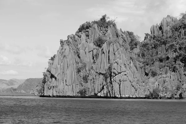 Desde un barco en hermosa costa panorámica mar y roca —  Fotos de Stock