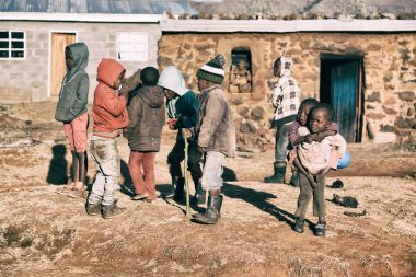 yalnız çocuklar Afrika grubunda 