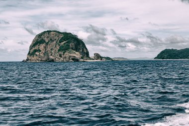   Tekne ve Pasifik Okyanusu görünümünden   