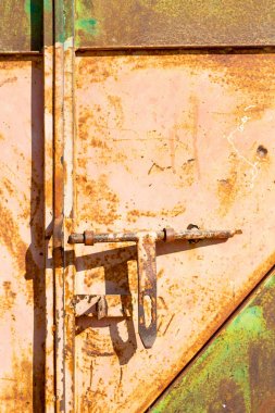 antika metal kilit kapı içinde eski bir ev 