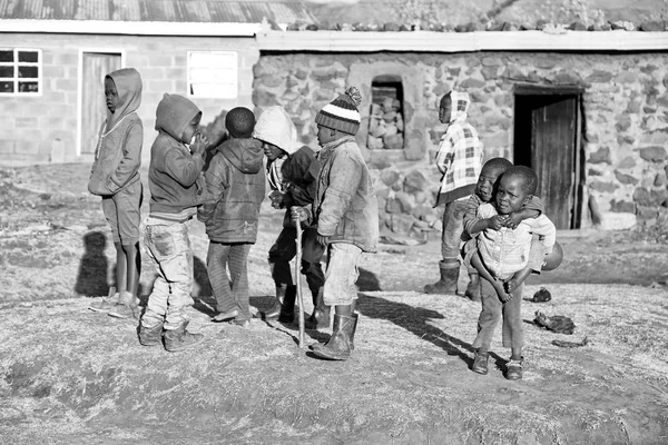 yalnız çocuklar Afrika grubunda 