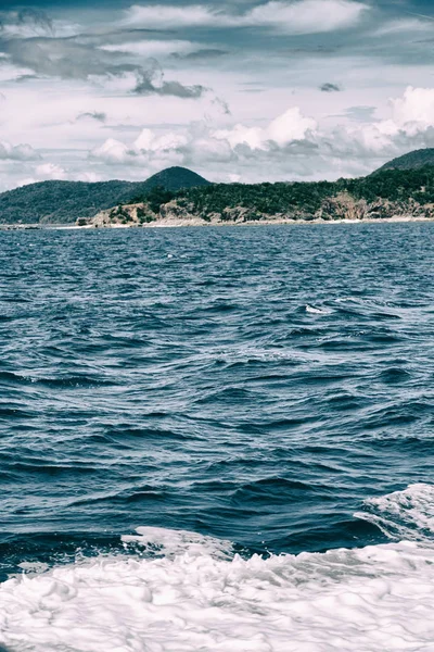 Вид з човна і тихого океану — стокове фото