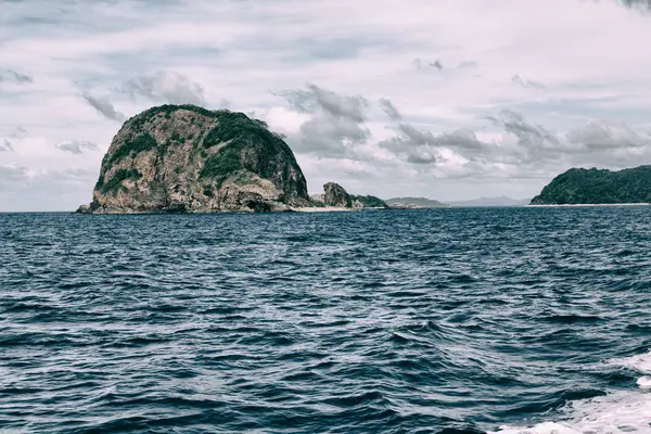   Tekne ve Pasifik Okyanusu görünümünden   