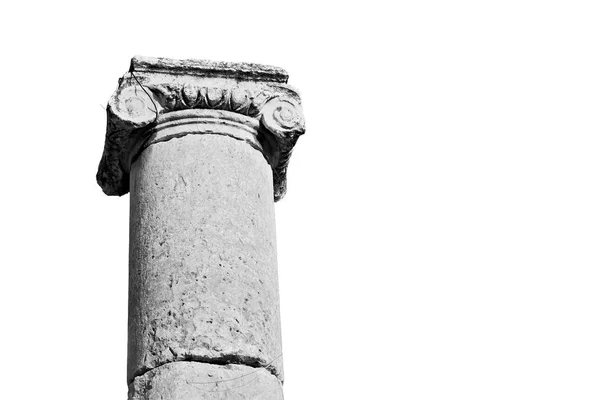La columna antigua y el sitio arqueológico patrimonio clásico — Foto de Stock