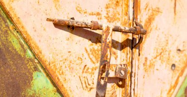 antika metal kilit kapı içinde eski bir ev 